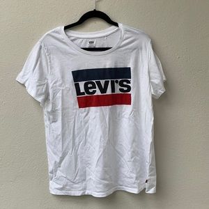 NWT Levi’s Graphic Tee